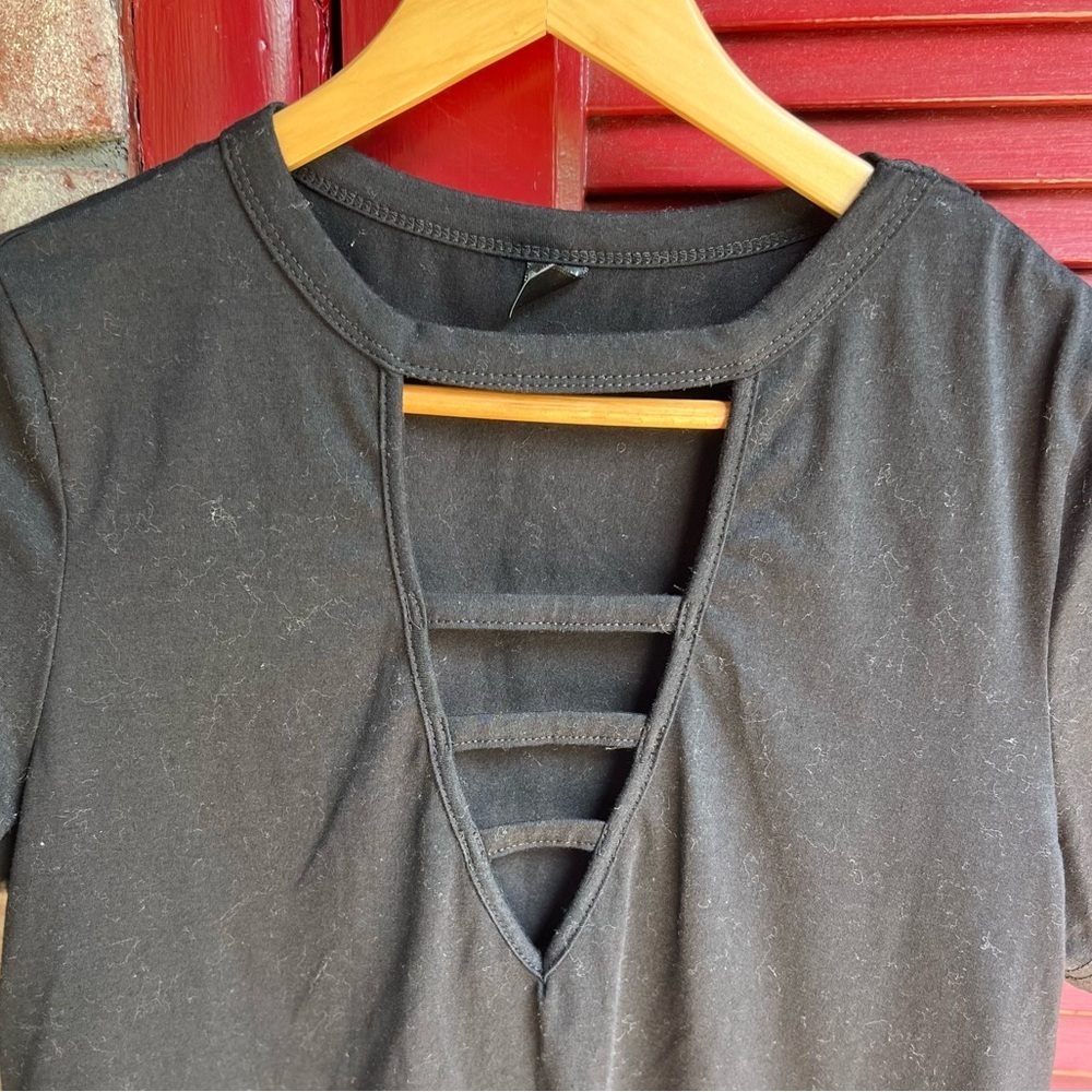 SHEIN Large Black Cut Out Front V Neck Short Sleeve Plain T Shirt - Picture 4 of 6